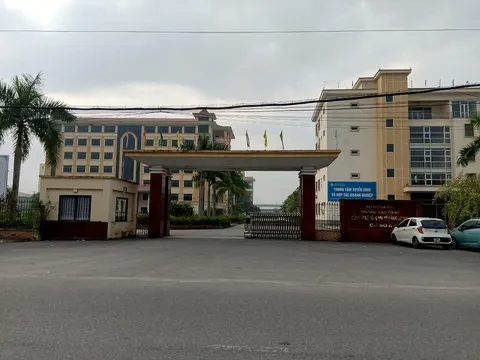 Nhiều viên chức Trường Cao đẳng Công nghệ và Kinh tế Công nghiệp khốn khổ vì 'bị giải quyết' nghỉ việc không lương
